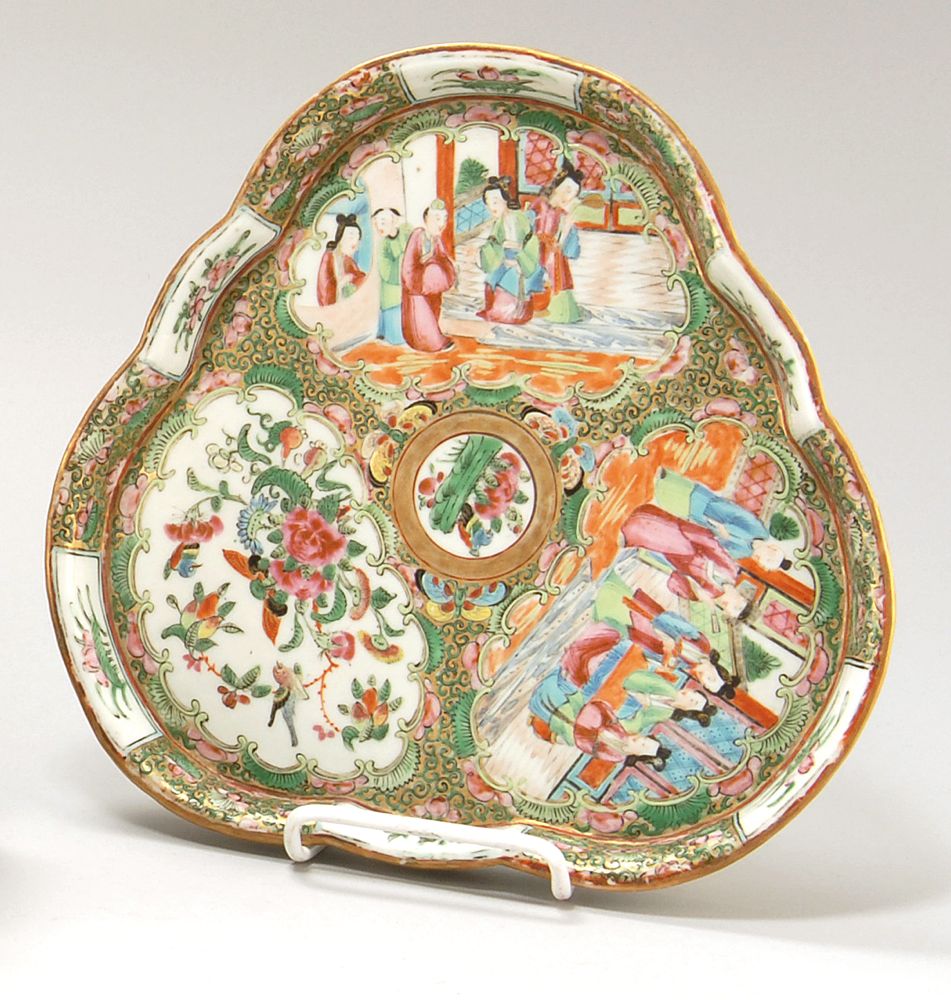 Appraisal: CHINESE EXPORT PORCELAIN TREFOIL-FORM TRAY Mid- th CenturyWith central medallion