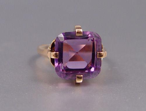 Appraisal: Ct SQUARE CUT AMETHYST RING K yellow gold ring with