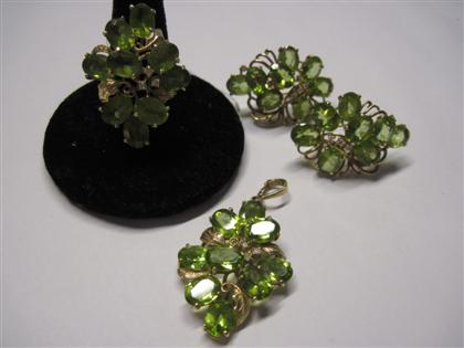 Appraisal: Gold and peridot cluster jewelry th century