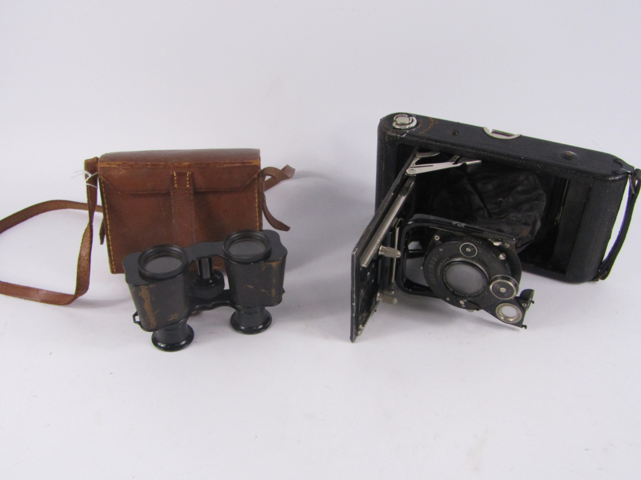 Appraisal: A pair of early thC field binoculars with black Japanned