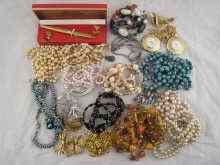 Appraisal: A quantity of costume jewellery