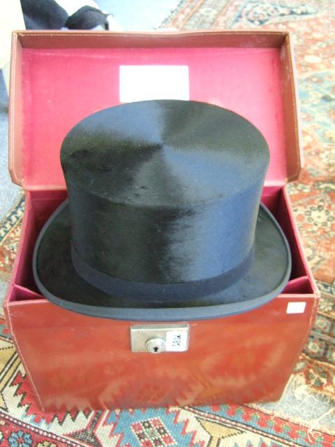 Appraisal: A Swans down top hat in a stitched leather case