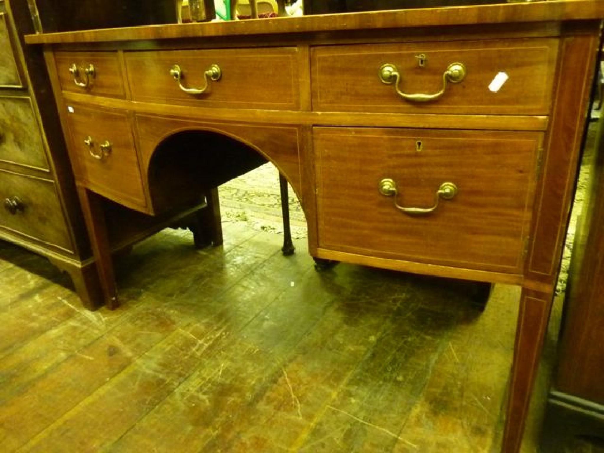 Appraisal: An Edwardian bow fronted side dressing table in the Georgian