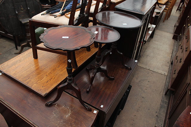 Appraisal: A TH CENTURY MAHOGANY WINE TABLE with shaped top turned