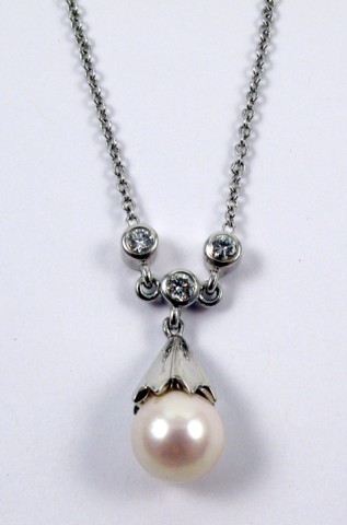 Appraisal: PEARL DIAMOND AND WHITE GOLD PENDANT NECKLACE The k gold