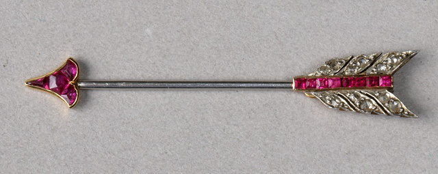 Appraisal: A RUBY AND DIAMOND SET ARROW JABOT PIN with a