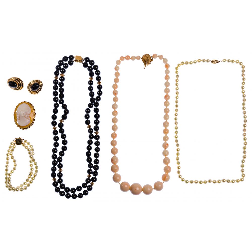 Appraisal: K YELLOW GOLD JEWELRY ASSORTMENT items including a graduated blush