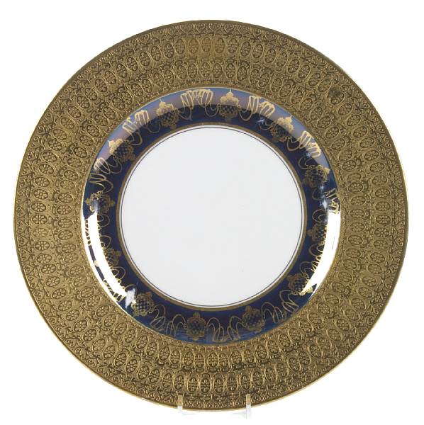 Appraisal: A set of eighteen Hutschenreuther porcelain plates diameter in