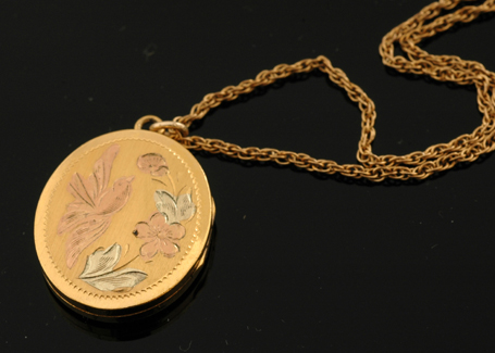 Appraisal: CT GOLD FILLED OVAL LOCKET ON A GOLD LINED CHAIN