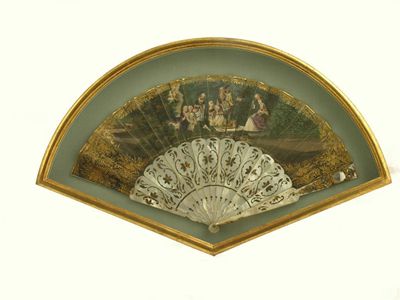 Appraisal: A fan c with gilded mother of pearl sticks the