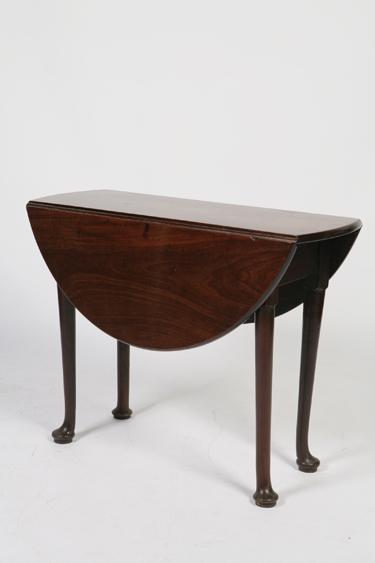 Appraisal: A GEORGE II MAHOGANY DROP FLAP OCCASIONAL TABLE the circular