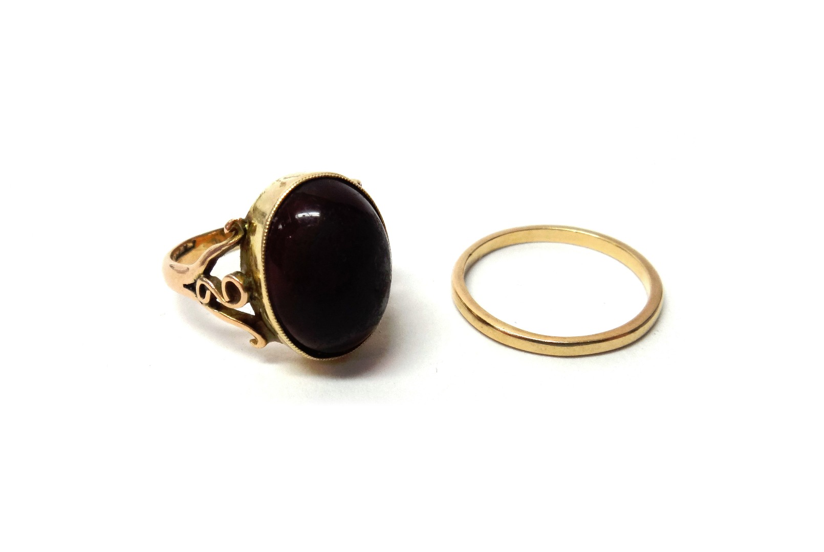 Appraisal: A gold ring mounted with an oval paste imitating carbuncle