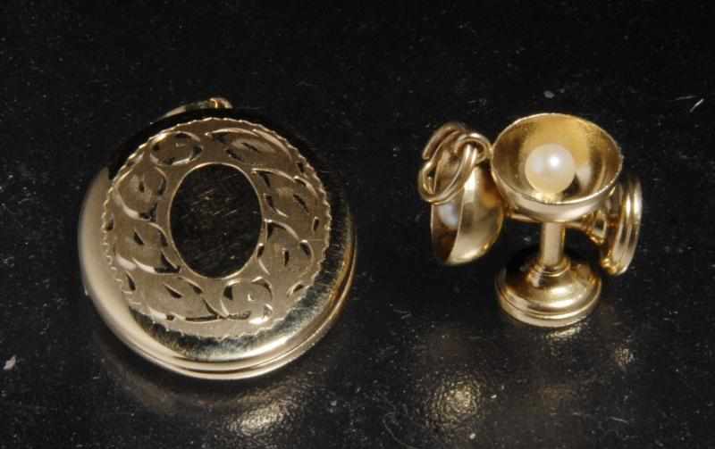 Appraisal: Lot of K Y Gold Pieces Description Includes one locket