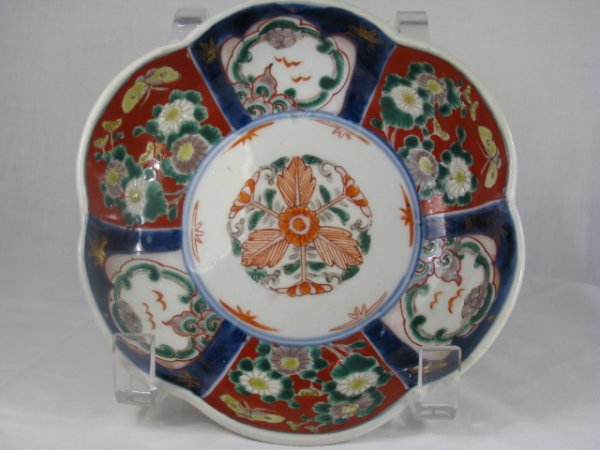 Appraisal: Round Imari porcelain bowl with scalloped rim Measures high by