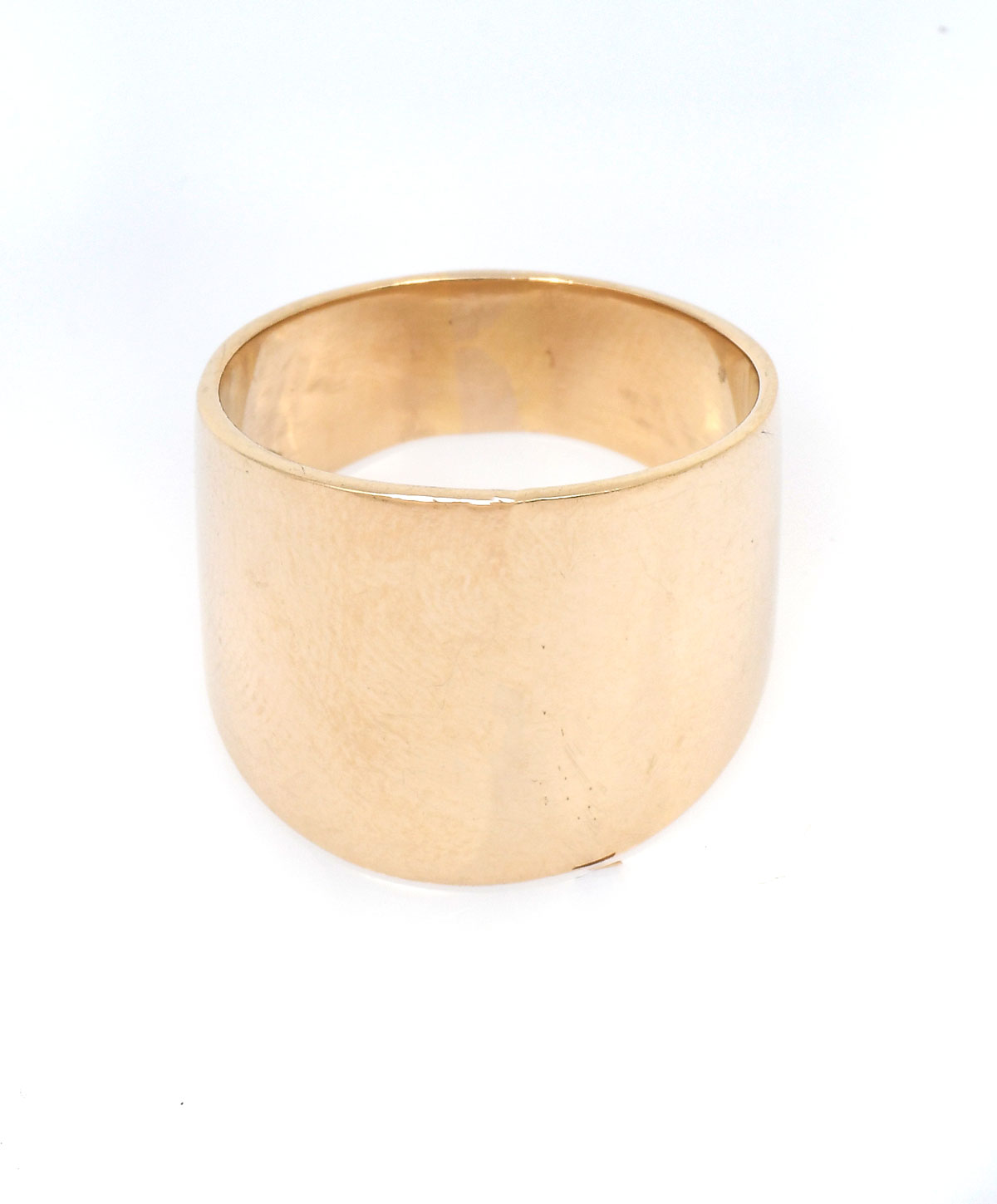 Appraisal: K MID CENTURY CIGAR BAND RING Quintessential K yellow gold