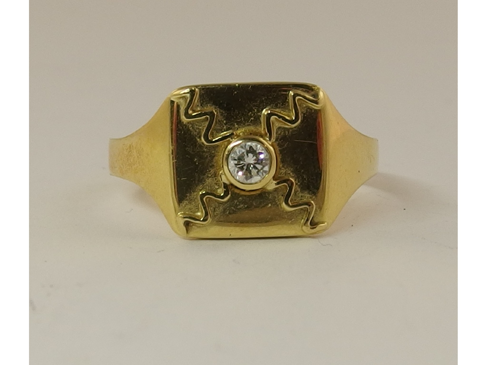 Appraisal: An ct yellow gold gents signet ring set with a