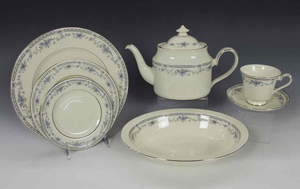 Appraisal: MINTON ''BELLEMEADE'' FINE CHINA SERVICE Approx pieces to include teapot