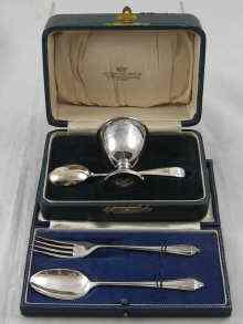 Appraisal: A boxed eggcup and spoon Birmingham and a boxed child's