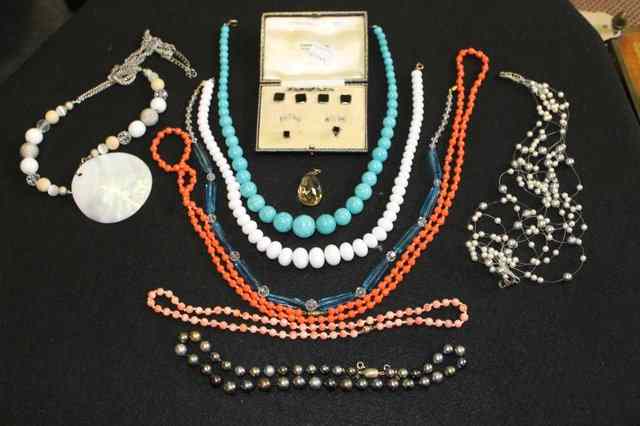 Appraisal: A SMALL COLLECTION OF MISCELLANEOUS COSTUME JEWELLERY beads etc together