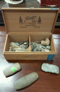 Appraisal: Tray lot of American Indian arrowheads and tools Tray lot