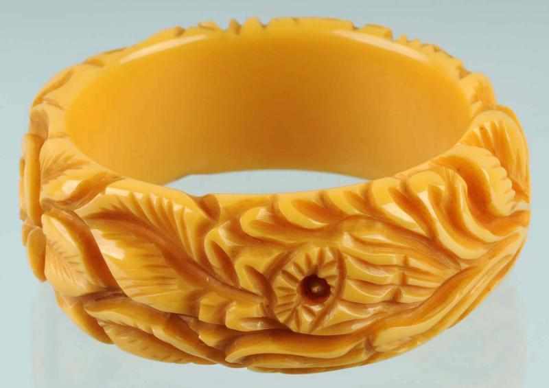 Appraisal: Bakelite Cream-Colored Floral Bracelet Condition Excellent Size - Dia