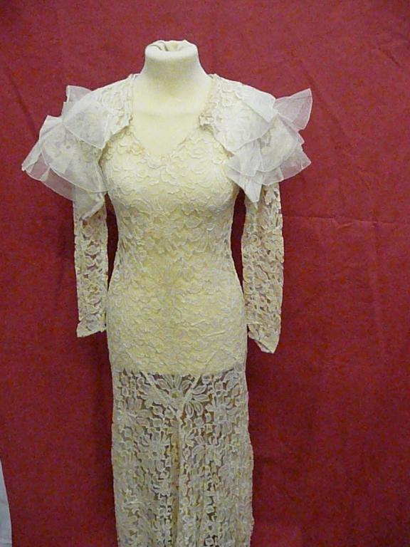 Appraisal: 's cream lace wedding dress with separate shoulder attachments