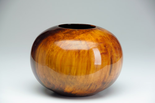 Appraisal: ED MOULTHROP Fine figured Tulipwood spherical vessel with closed-in rim