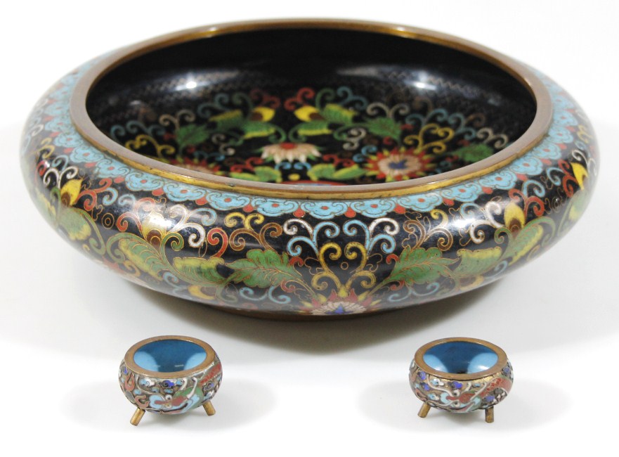 Appraisal: A Chinese late Qing period enamel bowl of circular compressed