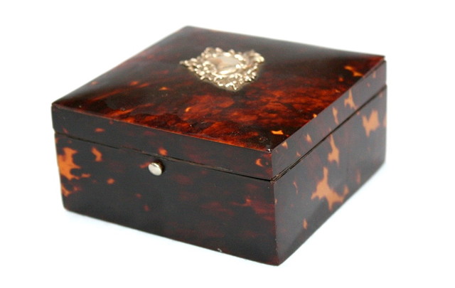 Appraisal: A VICTORIAN TORTOISESHELL CIGARETTE BOX plain with domed hinged lid