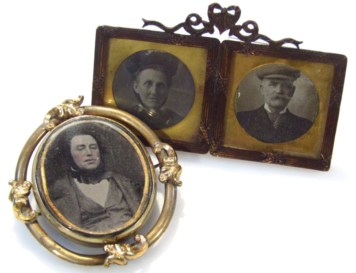 Appraisal: An Edwardian memorial brooch the plain oval band outline broken