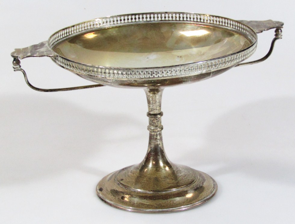 Appraisal: A George V silver tazza the shallow bowl with an