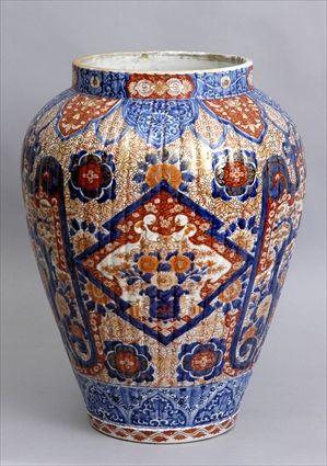 Appraisal: JAPANESE IMARI PORCELAIN LARGE VASE The ovoid ribbed bowl centered