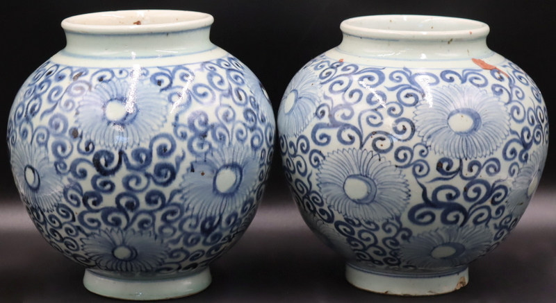 Appraisal: Pair of Chinese Blue and White Floral Jars With a