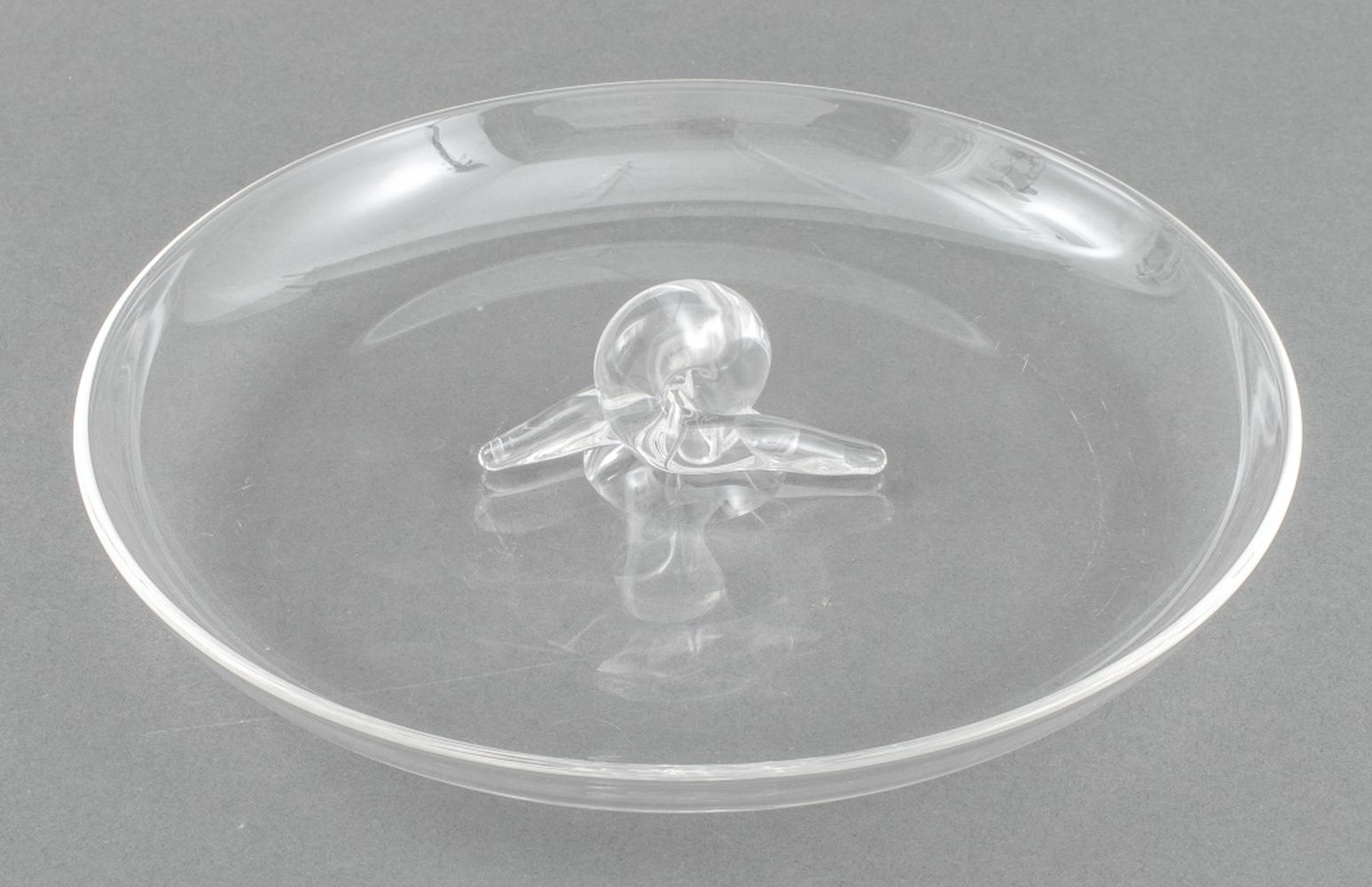 Appraisal: STEUBEN CRYSTAL SERVING PLATE WITH HANDLE Steuben crystal serving plate