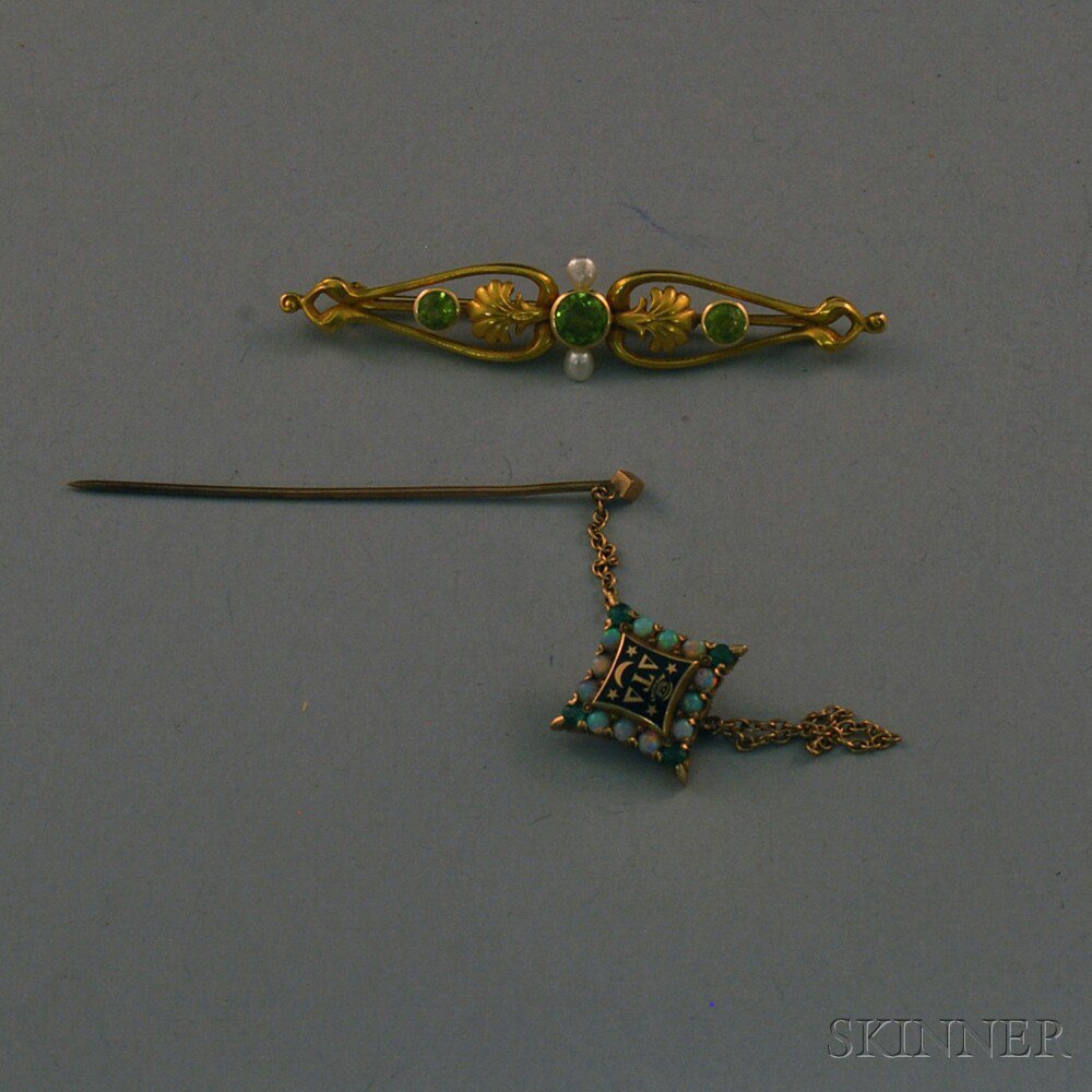 Appraisal: Two kt Gold Gem-set Pins a gold peridot and freshwater