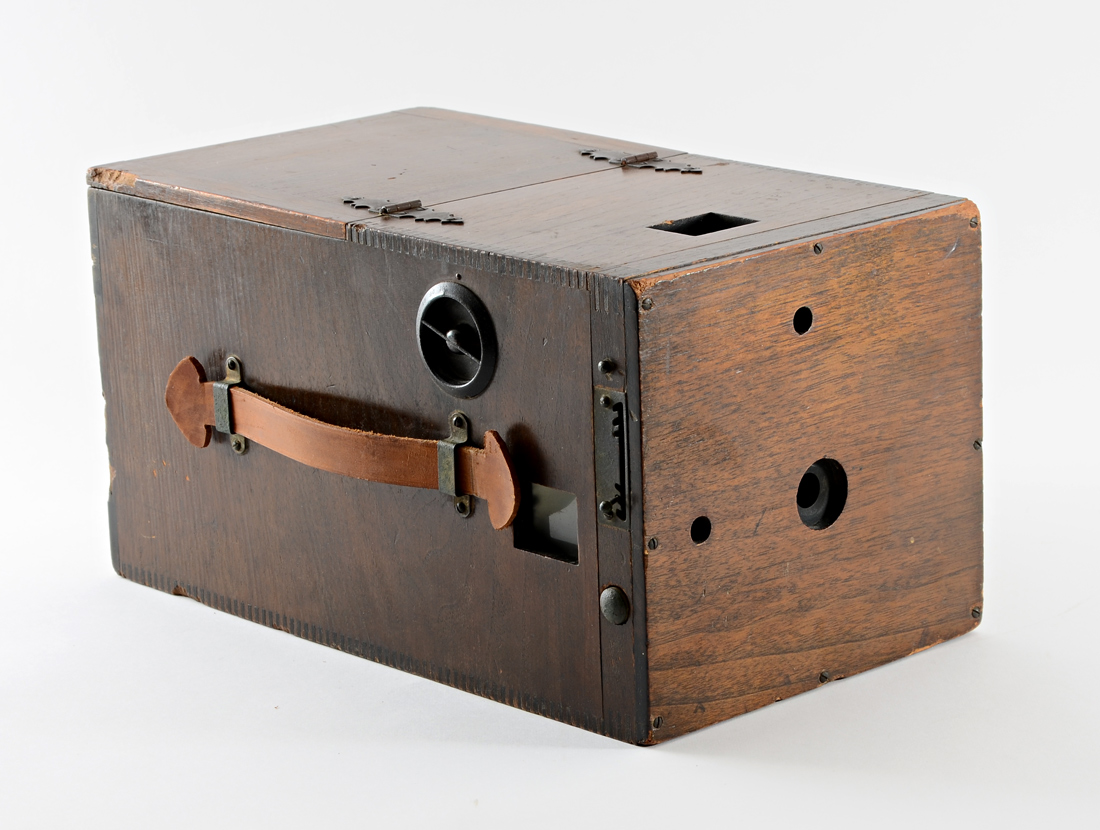 Appraisal: BLAIR CAMERA Co DETECTIVE CAMERA This is an early wood-box