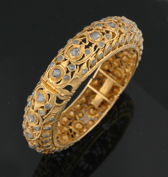 Appraisal: A GOLD AND DIAMOND BANGLE The round hinged ct gold