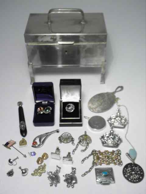 Appraisal: Collection of assorted costume jewelry along with a silver tone