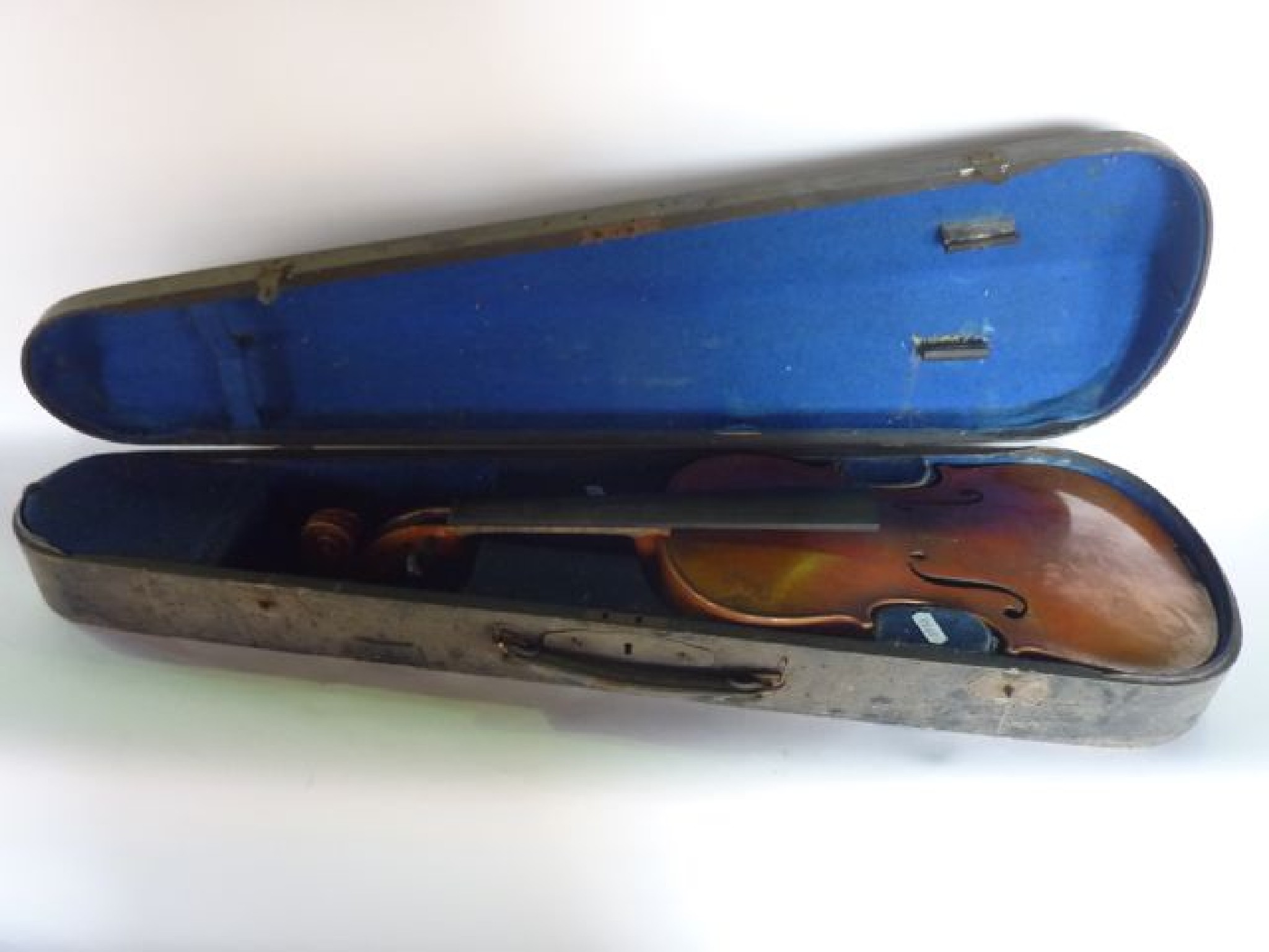 Appraisal: A vintage cased violin bearing internal label to sound hole