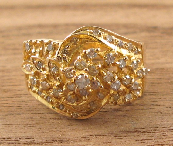 Appraisal: DIAMOND AND EIGHTEEN KARAT GOLD RING set with round-cut diamonds