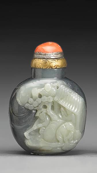 Appraisal: A black and white jade snuff bottle Well carved and