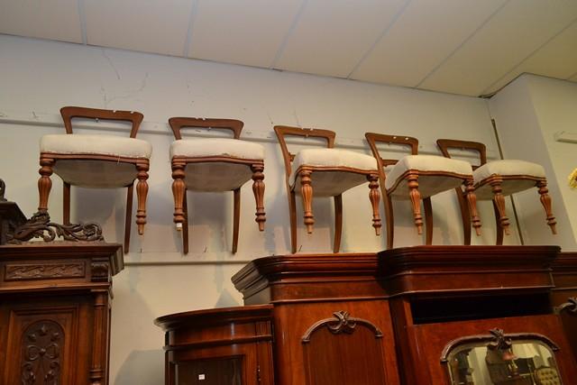 Appraisal: A SET OF SIX VICTORIAN DINING CHAIRS A SET OF