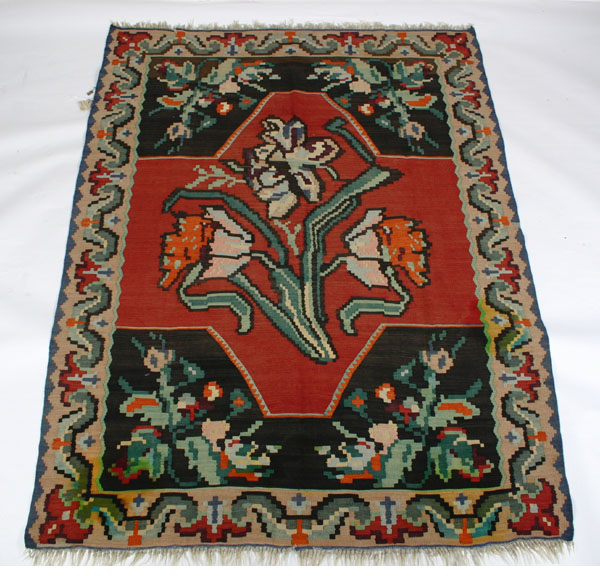 Appraisal: Hand woven Turkish Kilim wool rug with floral pattern Approx