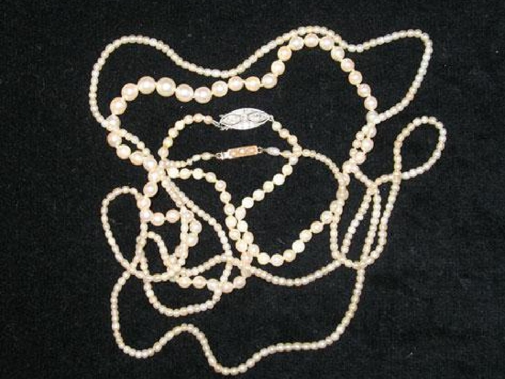 Appraisal: A GRADUATED CULTURED PEARL NECKLACE with an elongated oval clasp