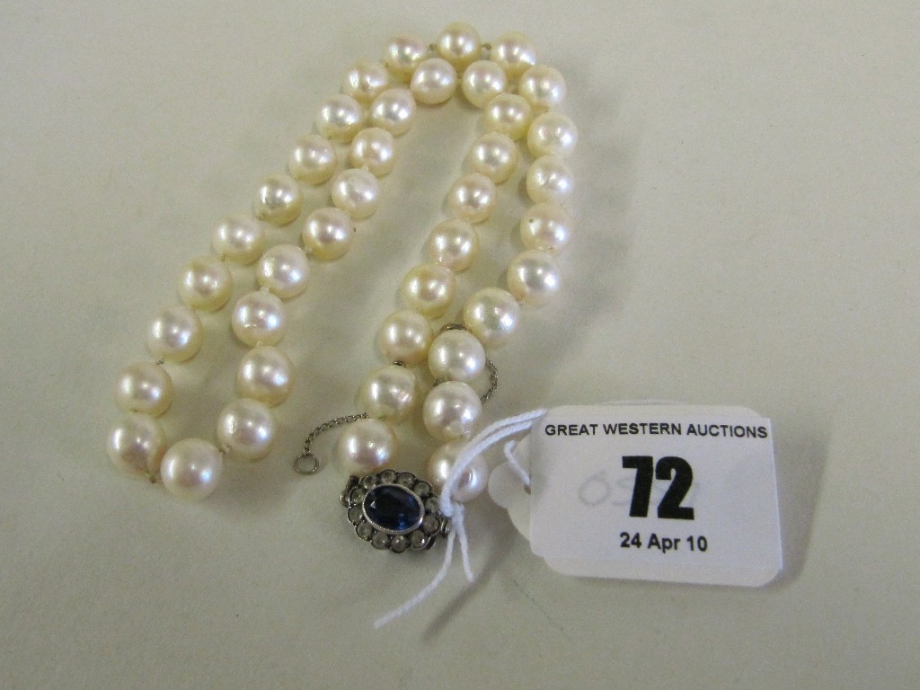 Appraisal: String of cultured pearls