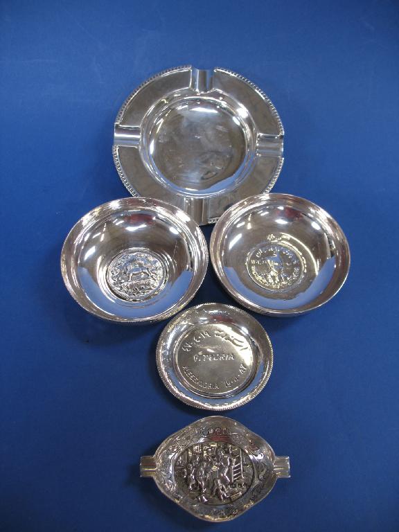 Appraisal: AN ASH TRAY of circular form by the Goldsmiths and