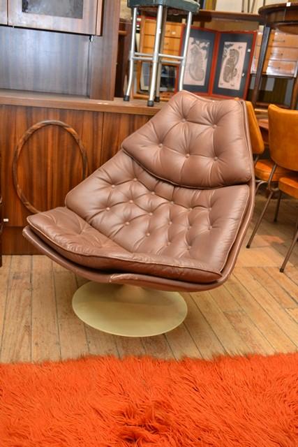 Appraisal: AN ARTIFORT SWIVEL LOUNGE CHAIR DESGINED BY GEOFFREY HARCOURT AN