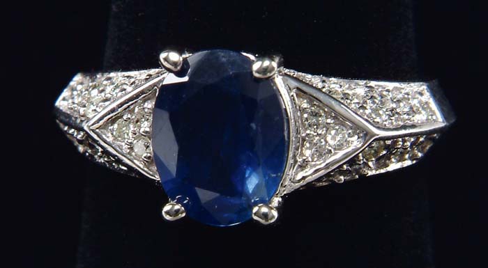 Appraisal: SAPPHIRE DIAMOND RING kt white gold ring set with a