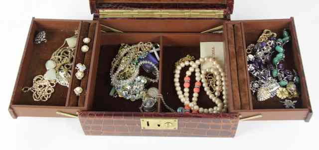 Appraisal: Sundry costume jewellery in a leather case