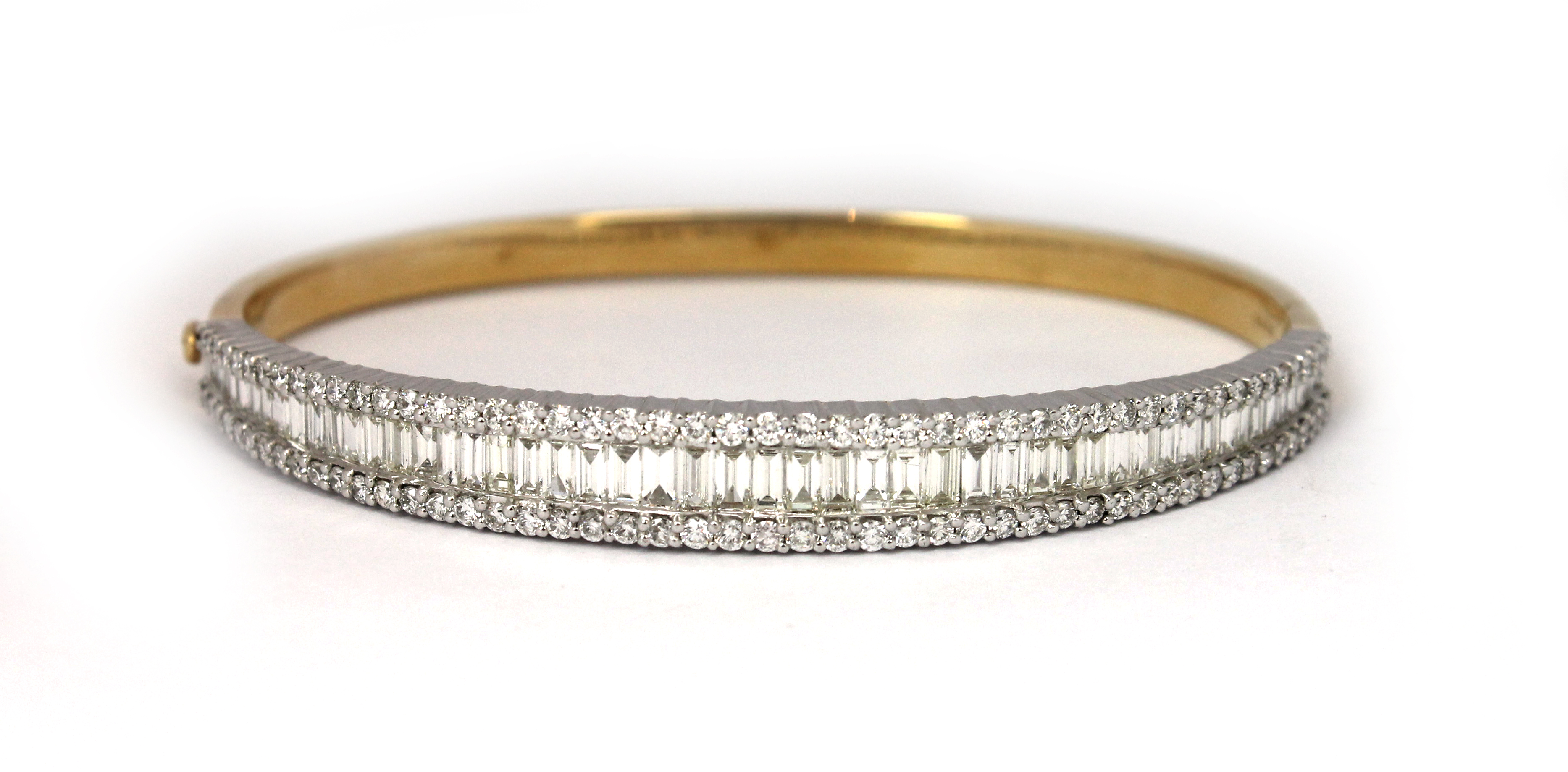 Appraisal: An ct gold and diamond set oval hinged bangle the